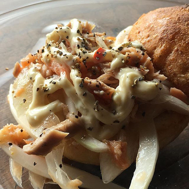 玄米おむすび 玄むす屋 玄米プチバケット 新タマネギと鮭ほぐし身 マヨ和え黒胡椒