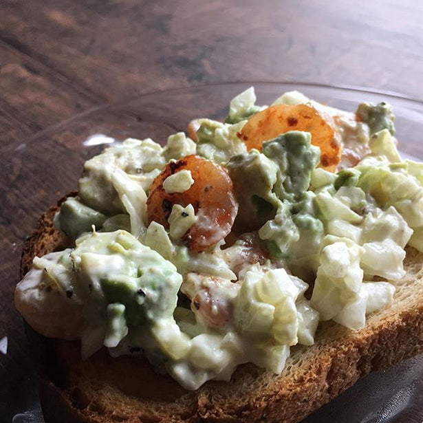 玄米パン 山食プレーン 新タマネギ エビとアボカド マヨ和え黒胡椒