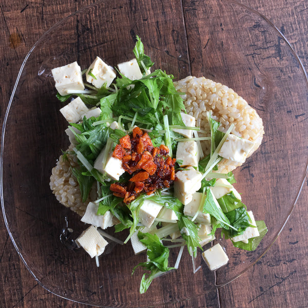 玄米おむすび 水菜豆腐食べるラー油乗せ